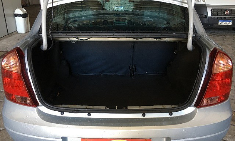 Corsa Sedan Premium ...