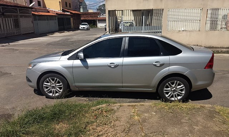 Ford Focus Ghia Sedã...