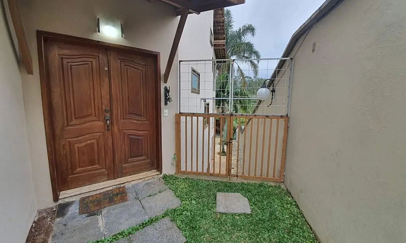 Casa Com 4 Dormitóri...