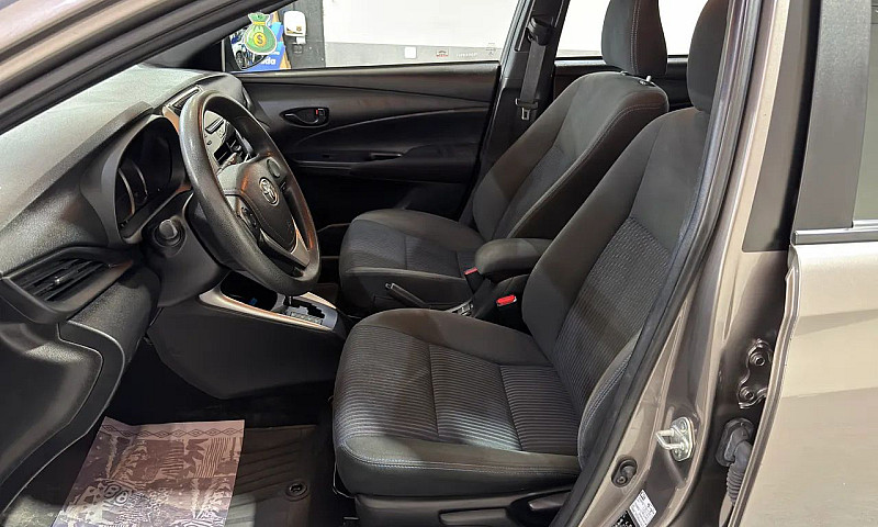 Toyota Yaris Live 1....