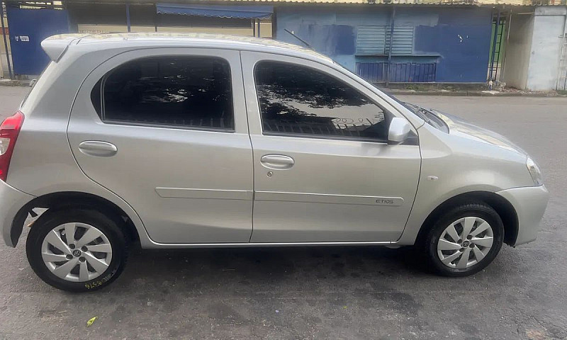 Toyota Etios X 1.3 F...