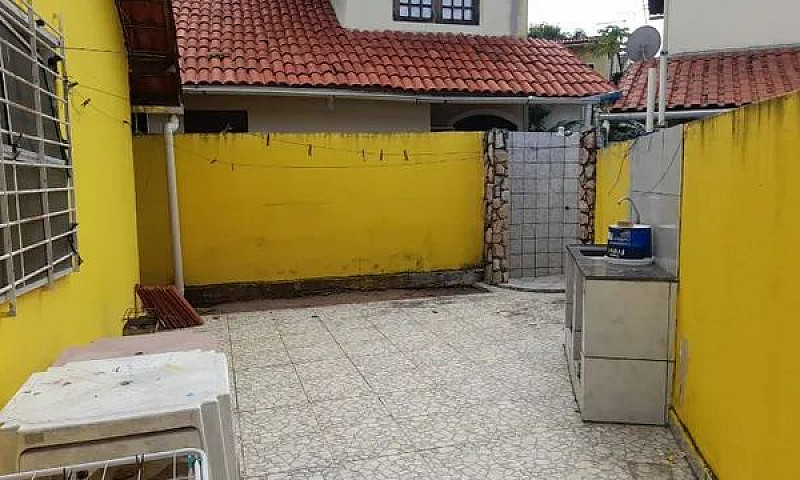 Vende-Se Uma Casa Em...