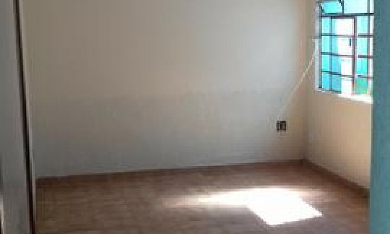 Casa De Fundos...