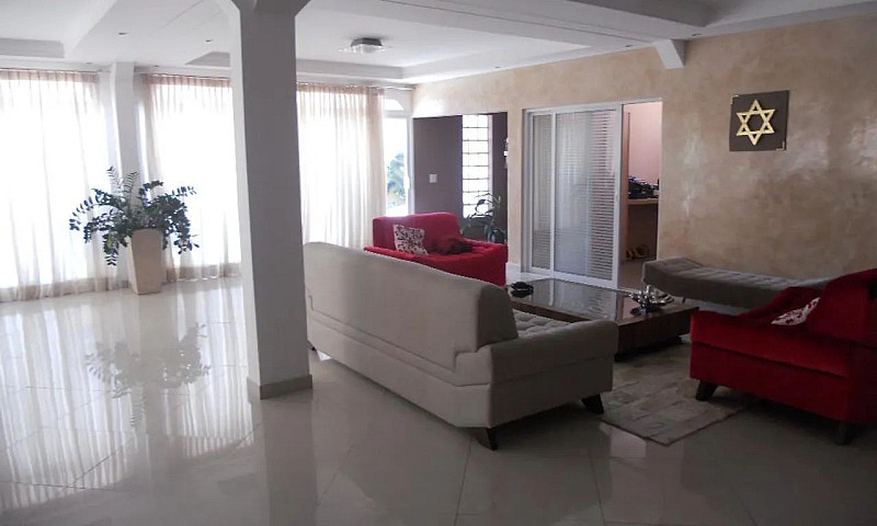 Casa Com 4 Dormitóri...