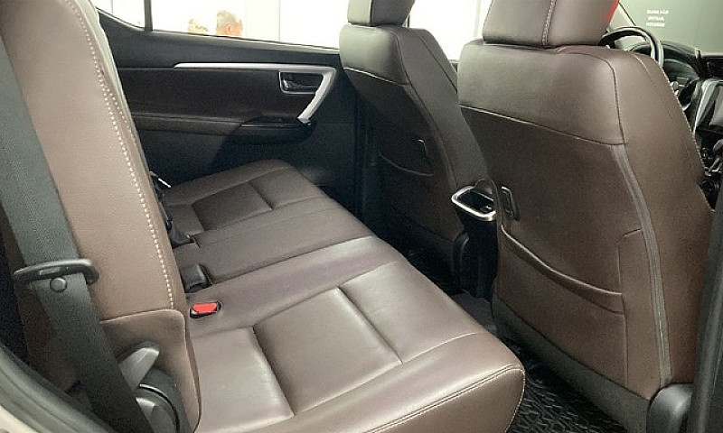 Toyota Hilux Sw4 2.8...