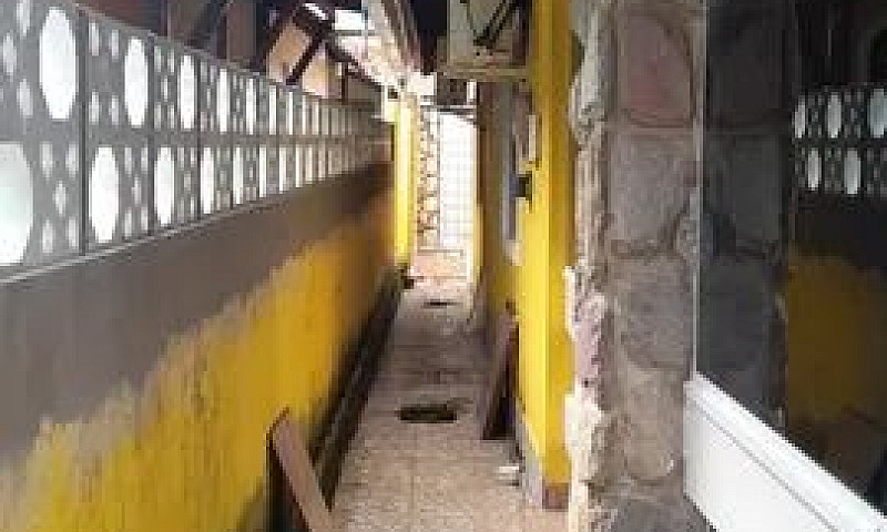Vende-Se Uma Casa Em...