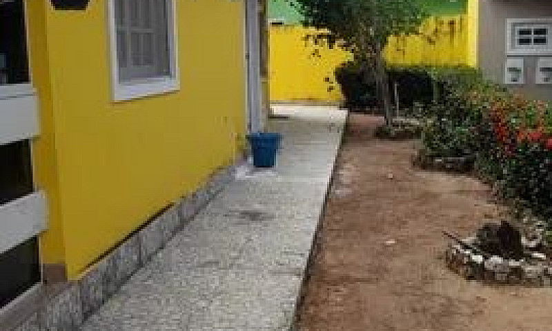 Vende-Se Uma Casa Em...