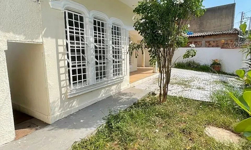 Casa Com 4 Dormitóri...