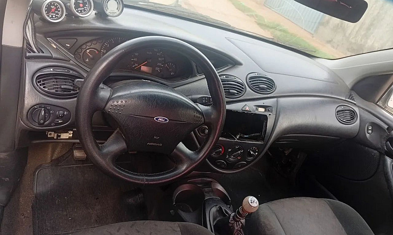 Ford Focus Sedan 2.0...