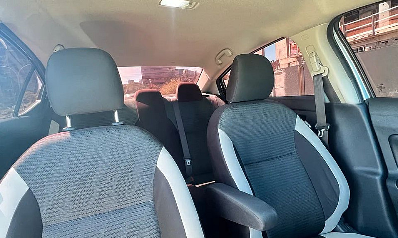 Nissan Versa Sense 1...