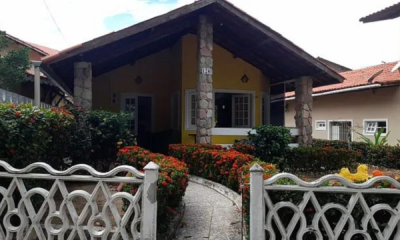 Vende-Se Uma Casa Em...