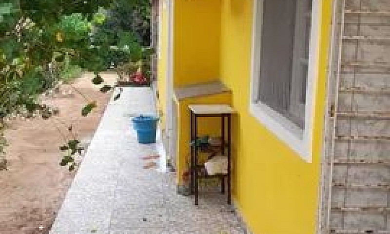 Vende-Se Uma Casa Em...