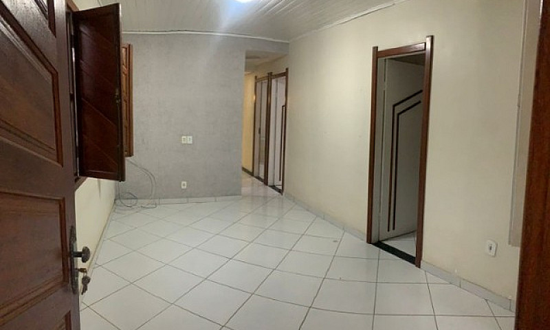 Alugo Casa De Três Q...