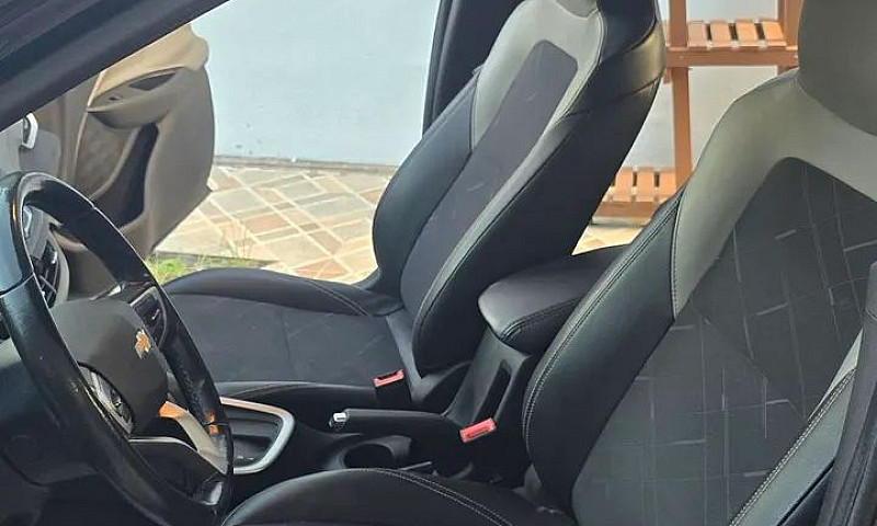 Chevrolet Onix Hatch...