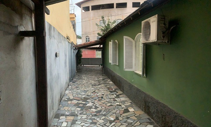 Alugo Casa De Três Q...