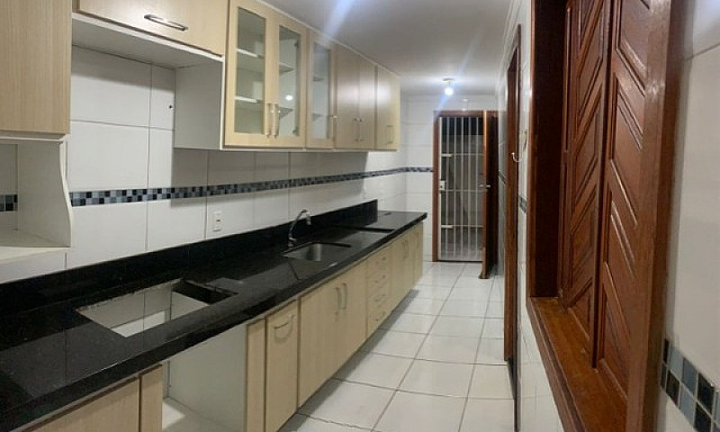 Alugo Casa De Três Q...