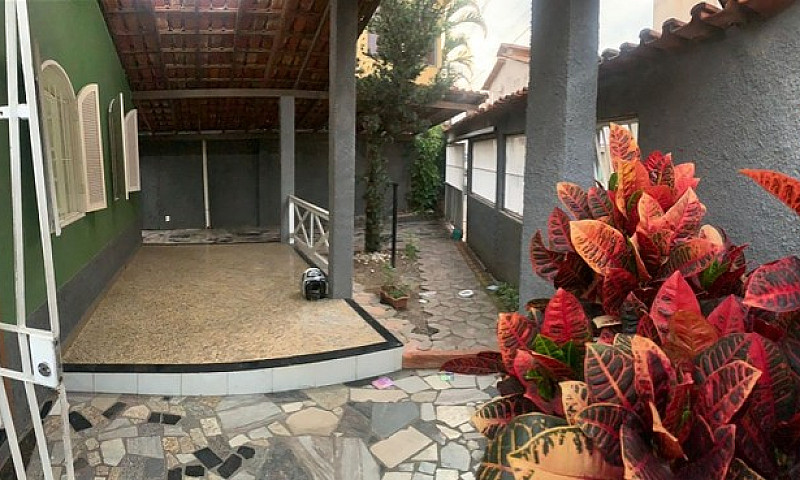 Alugo Casa De Três Q...