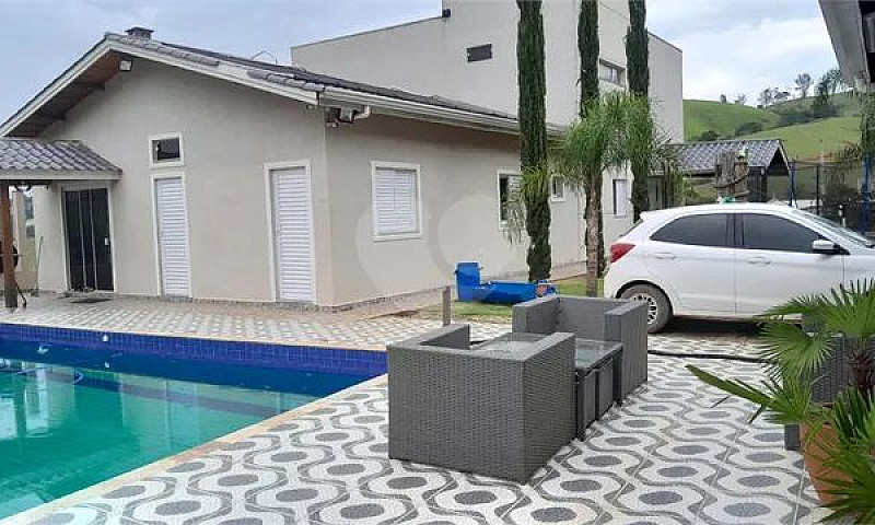 Casa Com 3 Quartos À...