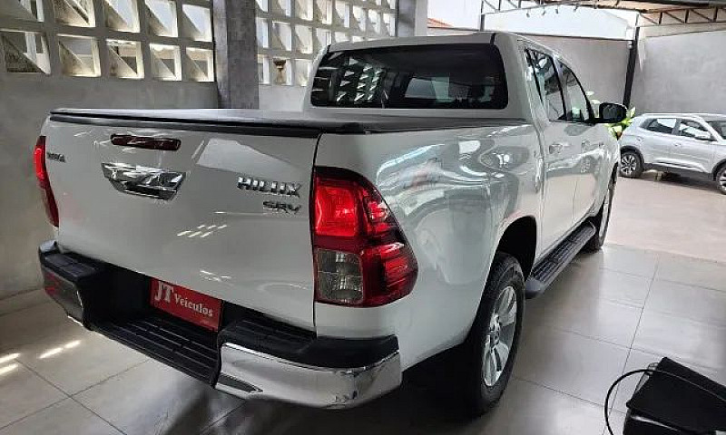 Toyota Hilux Srv 4X4...