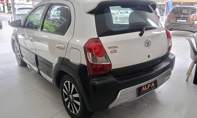 Toyota Etios Cross 1...