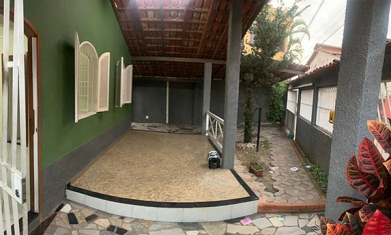 Alugo Casa De Três Q...