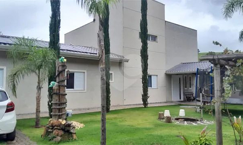 Casa Com 3 Quartos À...