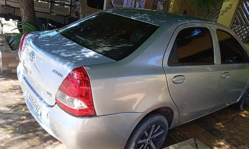 Carro Etios ...