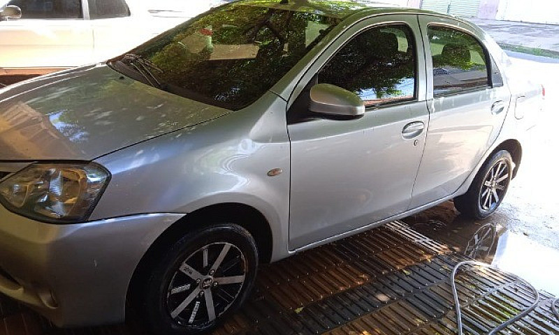 Carro Etios ...