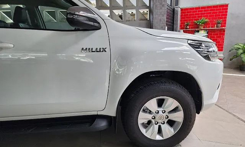 Toyota Hilux Srv 4X4...