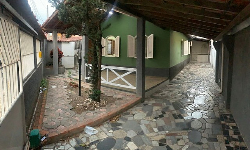 Alugo Casa De Três Q...