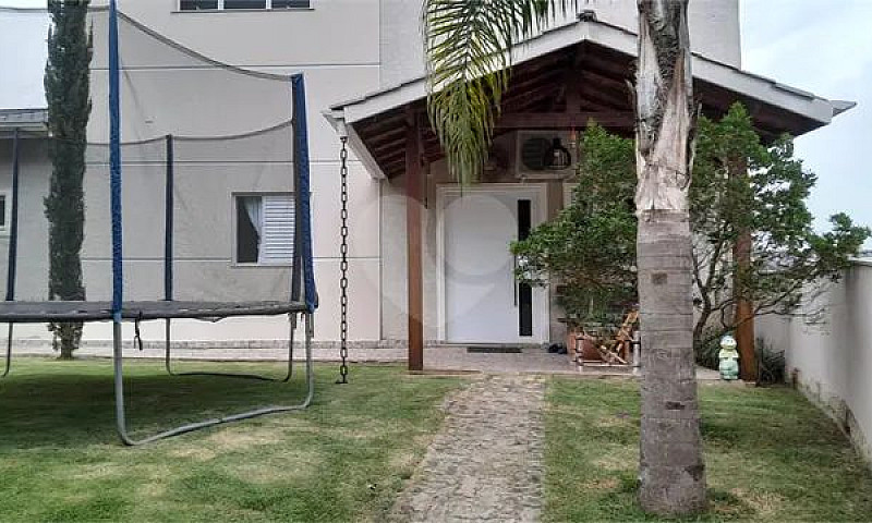 Casa Com 3 Quartos À...