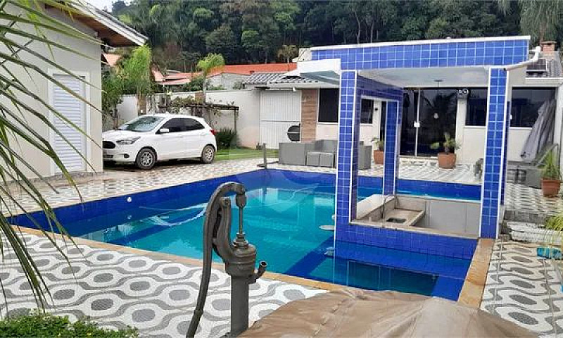 Casa Com 3 Quartos À...