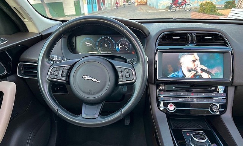 Jaguar F-Pace 2017 P...