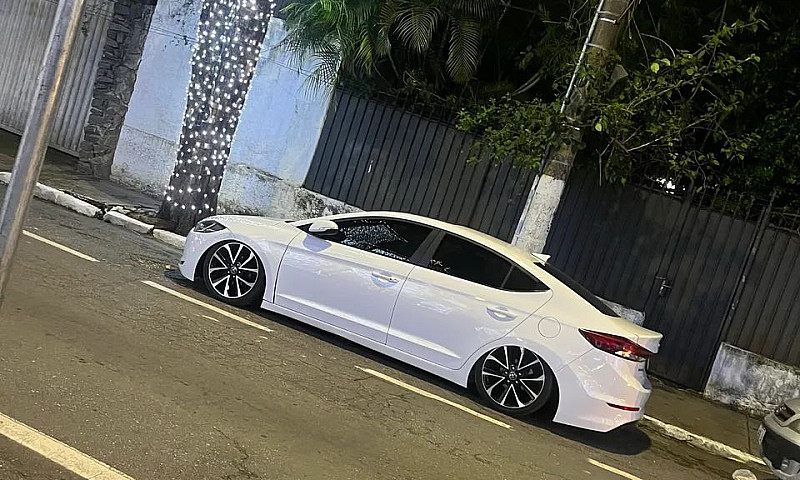 Hyundai Elantra Spec...