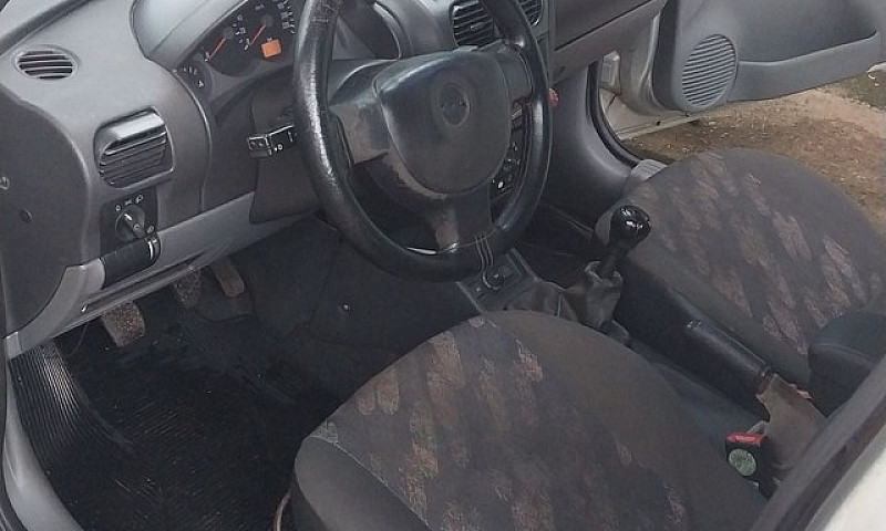 Corsa 1.8 Sedan...