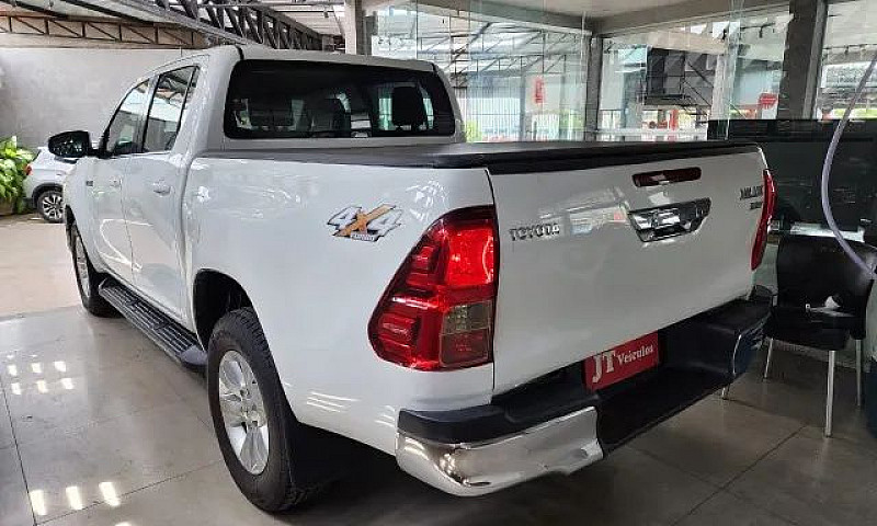 Toyota Hilux Srv 4X4...