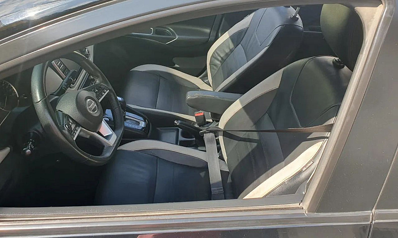 Nissan Versa Exclusi...