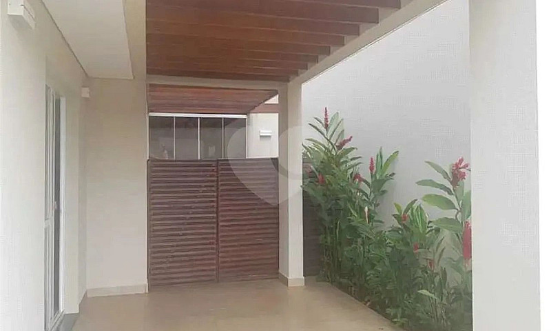 Condomínio Com 3 Qua...