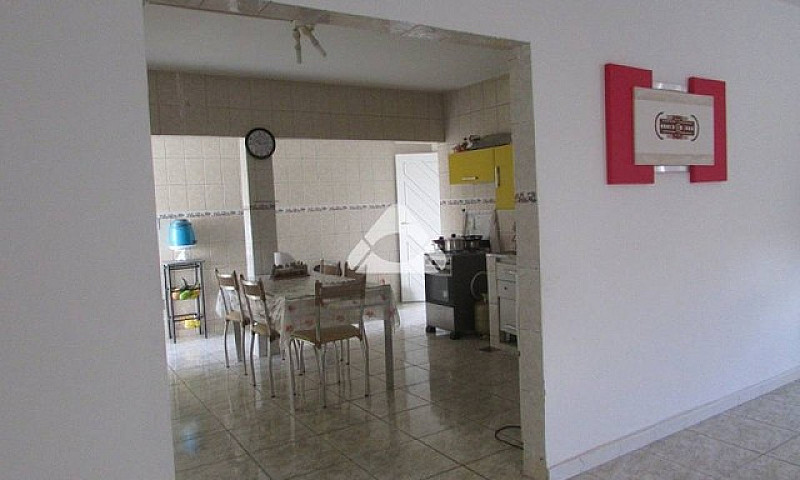 Casa Com 3 Quartos E...