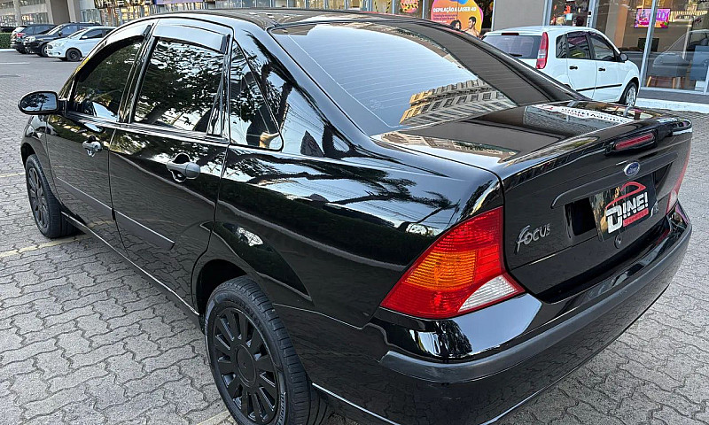 Ford Focus Sedan 1.6...