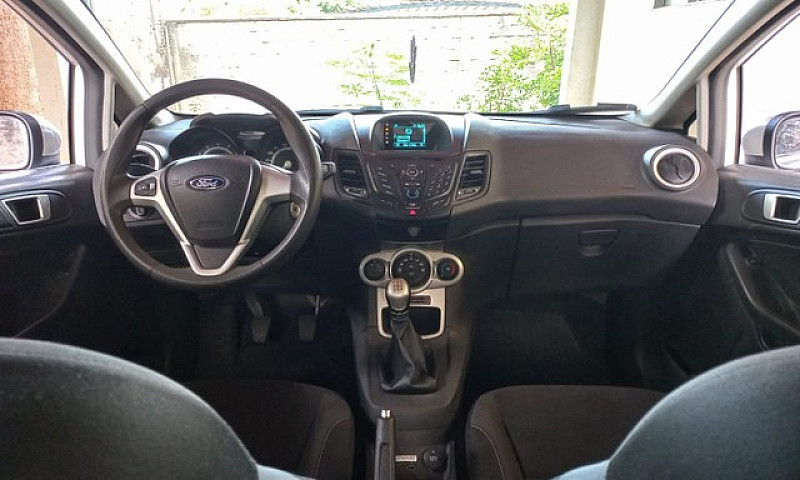 Ford Fiesta Se 1.6...