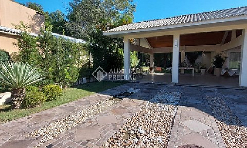 Casa De Condomínio À...