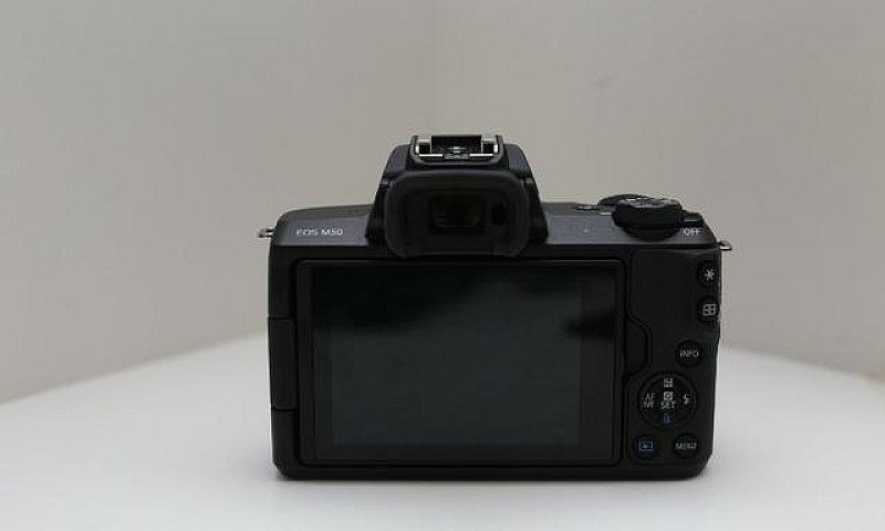 Canon M50 - Mirrorle...