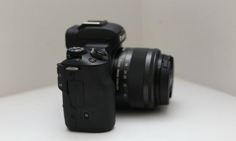 Canon M50 - Mirrorle...