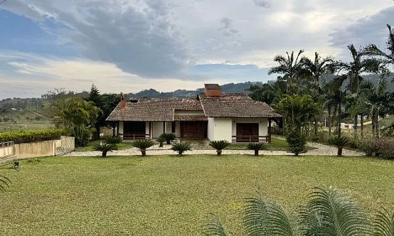 Ampla Casa Com 300M²...