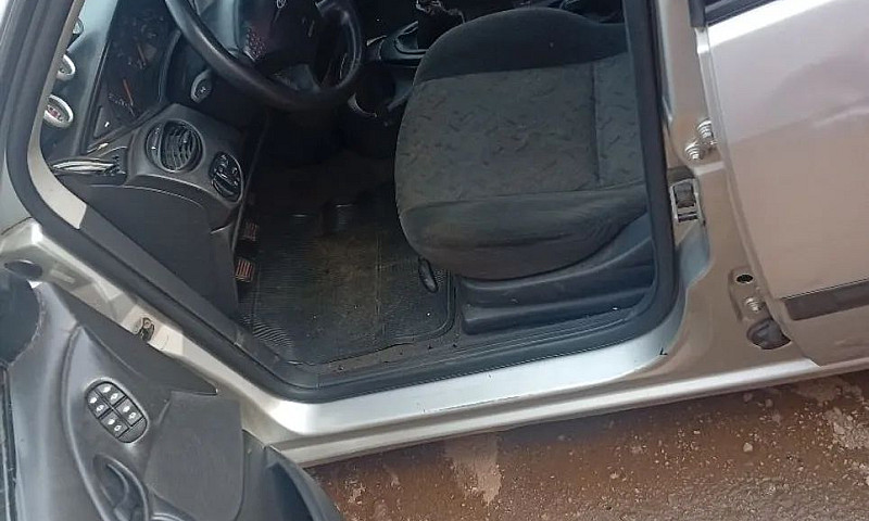 Ford Focus Sedan 2.0...