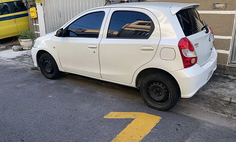 Toyota Etios X 1.3 F...