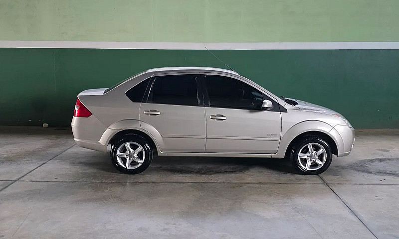 Ford Fiesta Sed. 1.6...