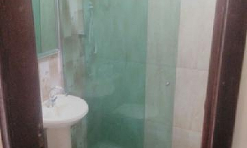 Alugo Quartos C/Banh...
