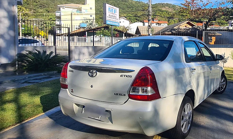 Etios Sedan - Abaixo...